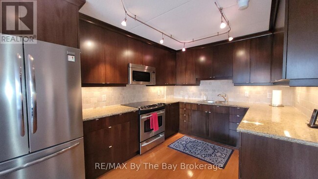 Photo du bâtiment - 172-172 8th St