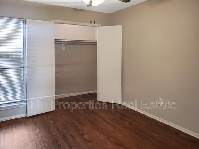 Building Photo - 302 Manuel Dr