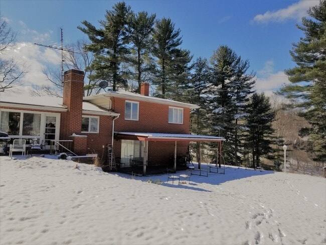 Building Photo - Beautiful brick 3 bedroom home in a country setting on 1.5 acres