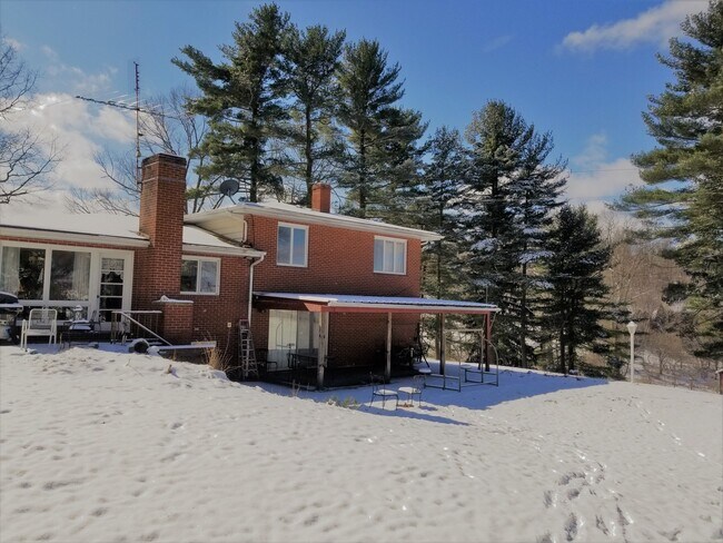 Foto del edificio - Beautiful brick 3 bedroom home in a country setting on 1.5 acres