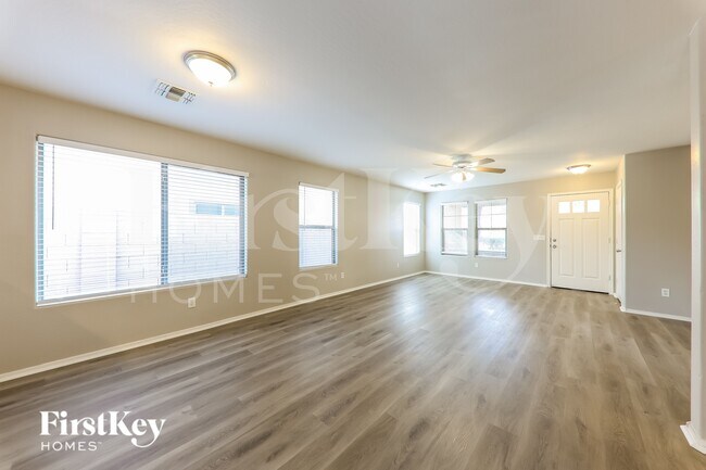 Foto del edificio - 14088 W Larkspur Dr