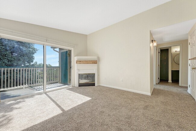 Foto del edificio - $2,100 - 2-Bed, 2-Bath Condo in Highlands ...