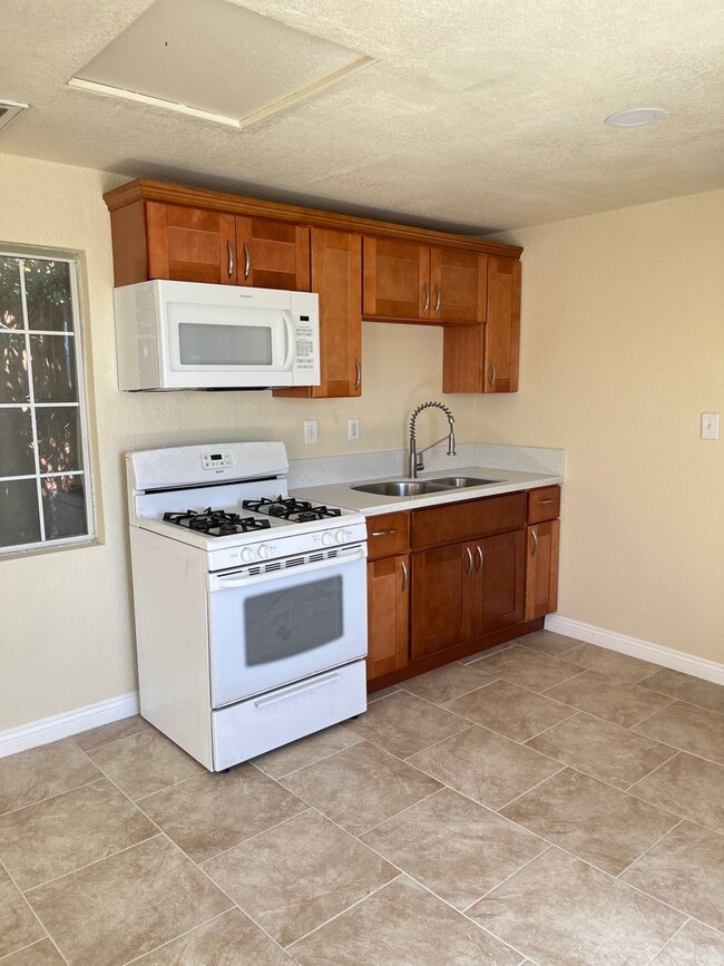 Building Photo - Beautiful 29 Palms Apartment
