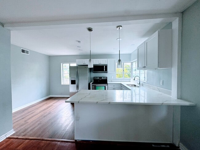 Building Photo - 747 Moravon Ave