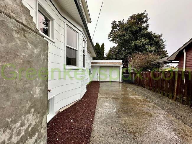 Building Photo - Huge 3 bedroom 1.5 bath upstairs unit for ...