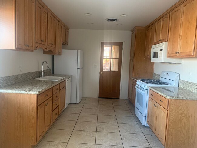 Foto del edificio - Three Bedroom Home in Beautiful Neighborhood