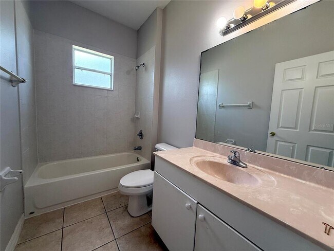 Building Photo - 4 Rosecroft Ln