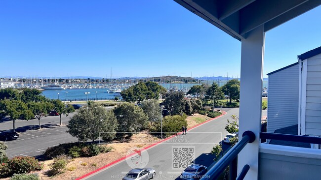 Building Photo - Top Floor 2 Bedroom 2 bath Condo Overlooki...