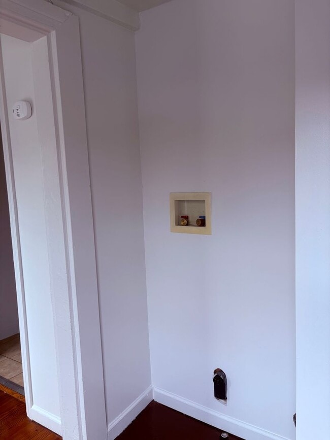 Building Photo - 4 Bedroom Apartment!