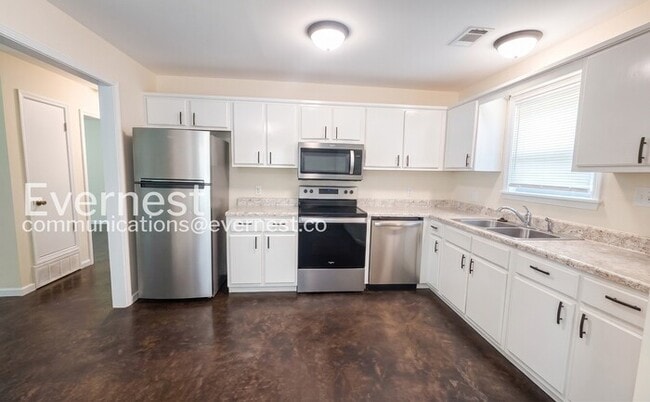 Building Photo - 3 Bed/2 Bath Home with Fenced Yard / Pet-Friendly / Available Now!