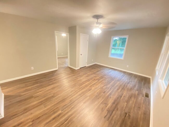 Foto del edificio - 3bd/1ba House Renovated In 2021 near Hwy 2...