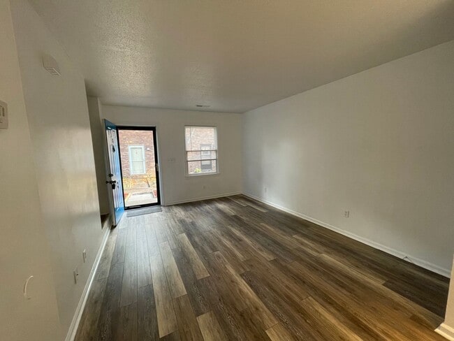 Building Photo - 2 Bedroom Townhome within Blocks to the Beach