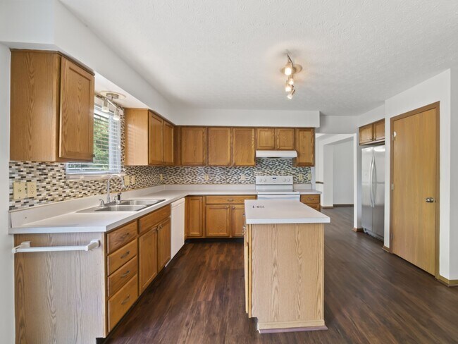 Foto del edificio - 2236 Golden Meadows St