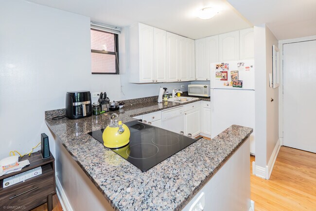 Foto del edificio - 636 W Webster Ave