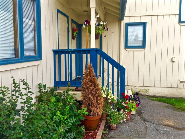 Foto del edificio - South Anchorage Beautiful 3 bed unit with washer/dryer in a 4-plex on quite cul de sac