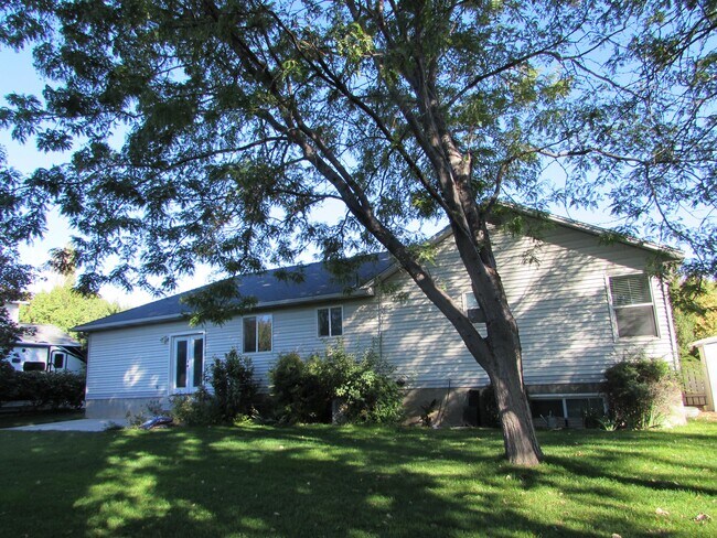 Building Photo - 1879 Town Meadows Ct