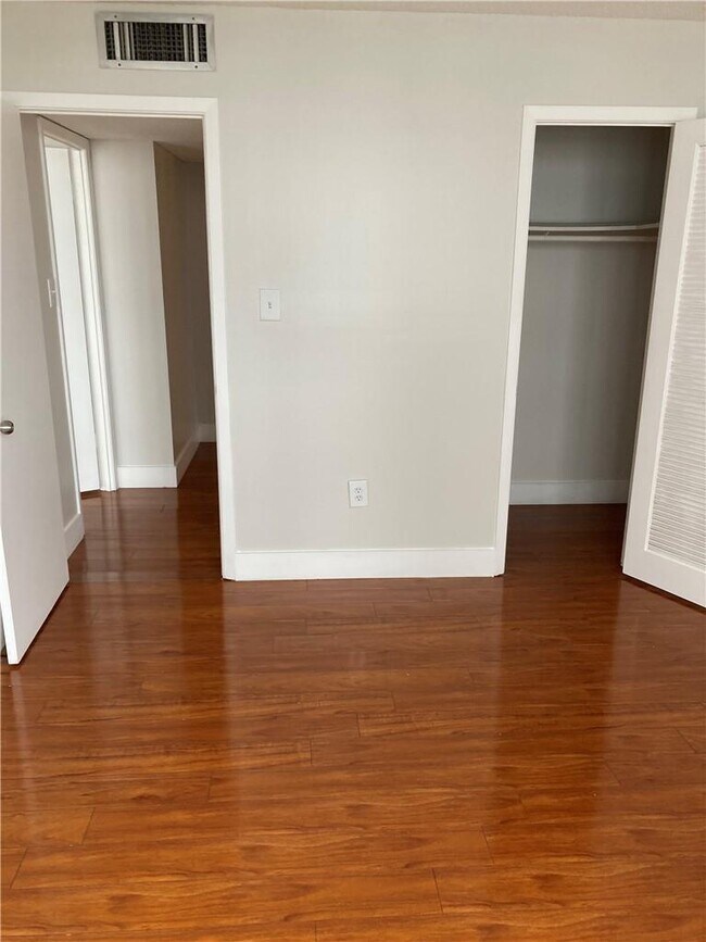Building Photo - 18051 Biscayne Blvd