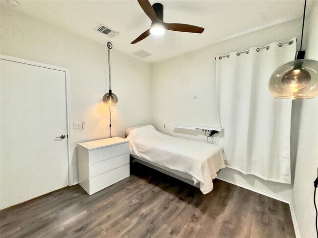 Building Photo - 6117 Toye Dr