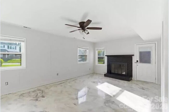 Building Photo - "Discover Comfort and Space in Charlotte: 4-Bed, 3-Bath Gem on Red Carriage Lane!"