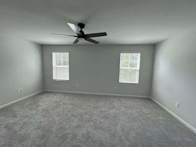 Building Photo - 3 Bedroom, 3 1/2 Bath 3 Story, End Unit To...