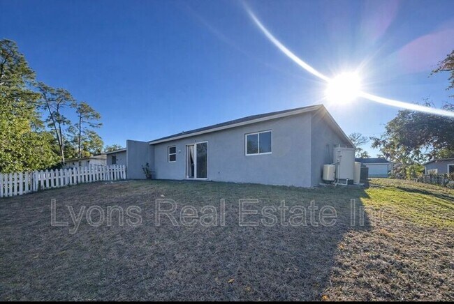 Foto del edificio - 2438 Joe Ave S