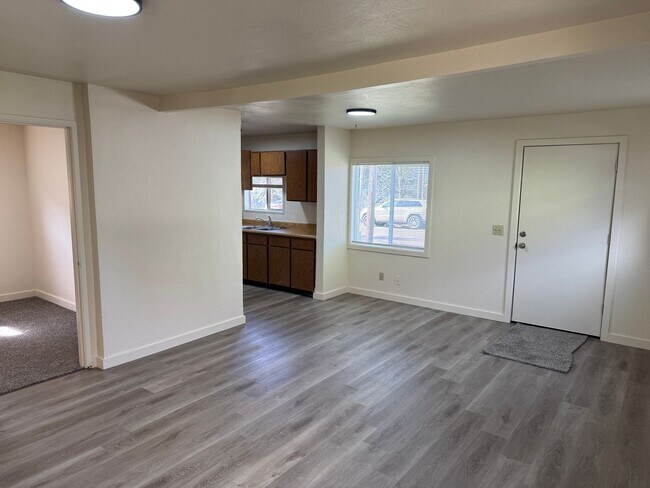 Foto del edificio - Freshly updated 2 bed, 1 bath house in Lowell