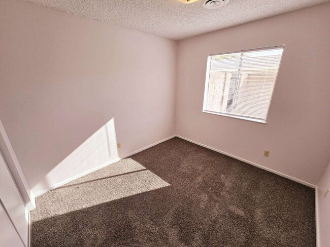 Building Photo - Spacious 4-Bedroom Oasis with Elegant Granite Touches in Vibrant Las Vegas!