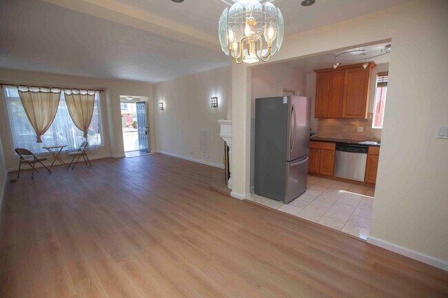 Foto del edificio - Stunning 2BD/1BA Contemporary Home with Pa...