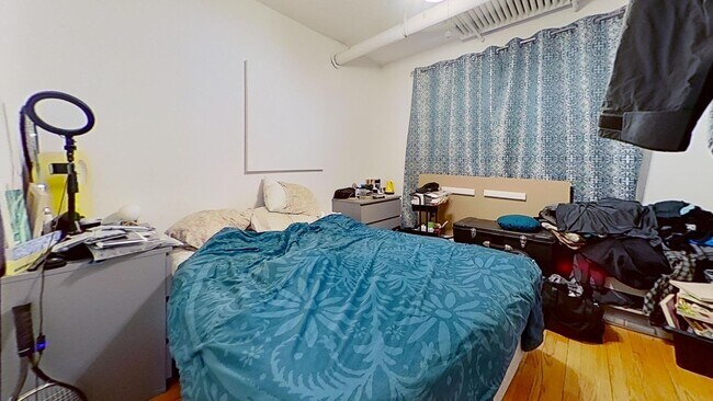 Building Photo - Large Lakeview Garden One Bedroom Includes...