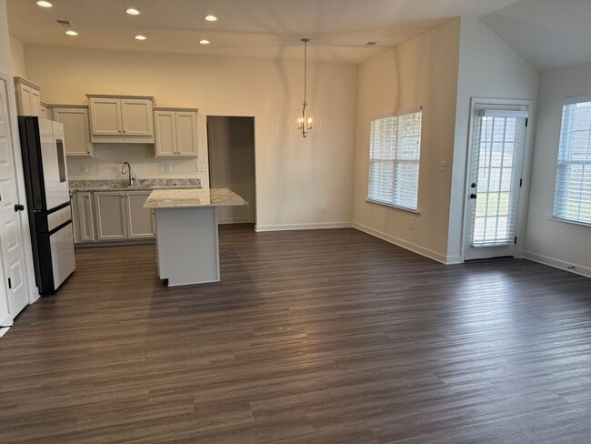 Building Photo - Beautiful 4-bedroom 3 full bathroom home i...