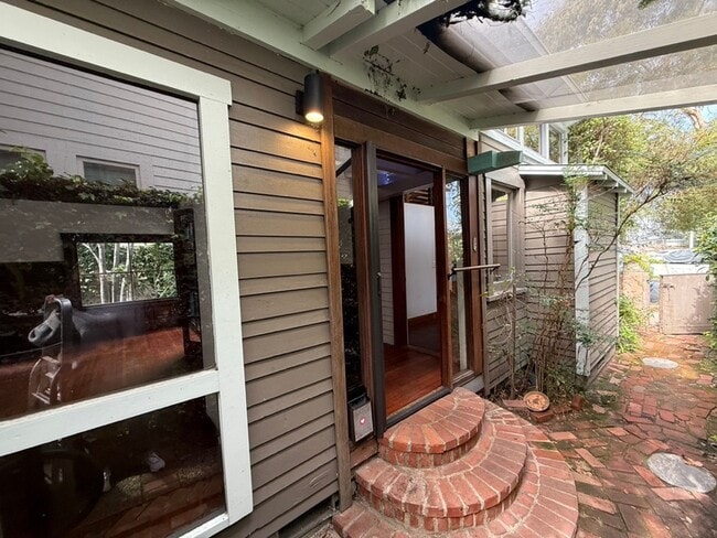Building Photo - Hidden Garden Retreat – A One-Bedroom Oasis in the Heart of Venice