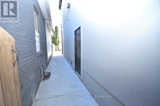 Building Photo - 51 Craydon Ave
