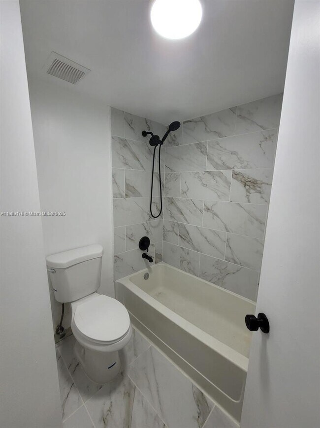 Foto del edificio - 2881 N Oakland Forest Dr