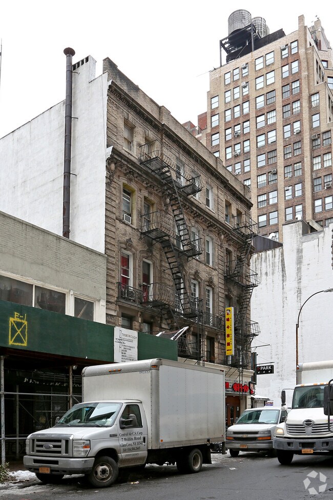Building Photo - 136-138 W 28th St