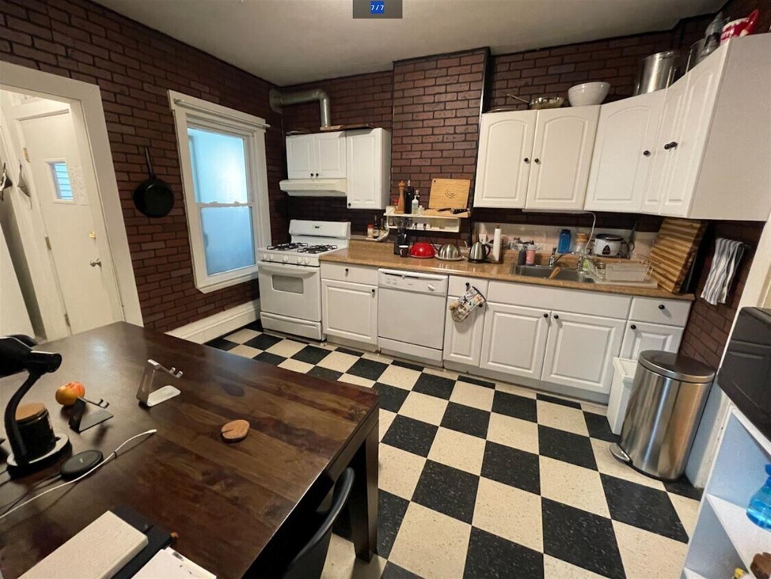 Primary Photo - 204 River St