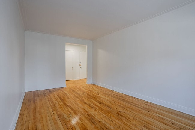 Building Photo - 4840 Boul Édouard-Montpetit