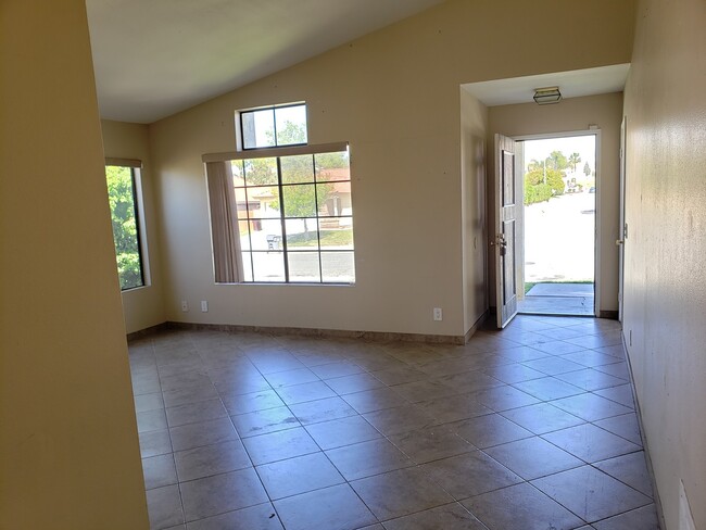 Building Photo - Beautiful home in great neighborhood!