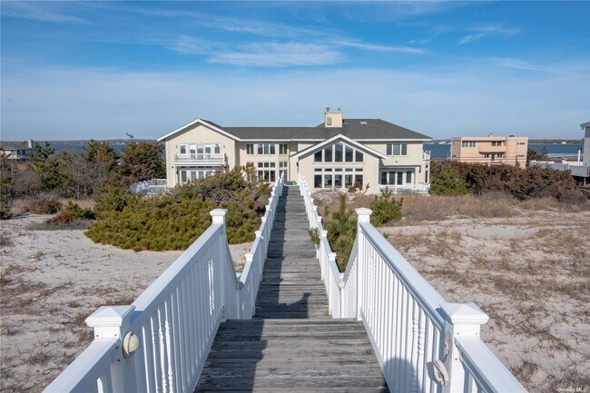 Building Photo - 605 Dune Rd