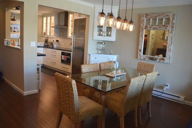Building Photo - Tastefully Updated Sausalito Condo with Sp...