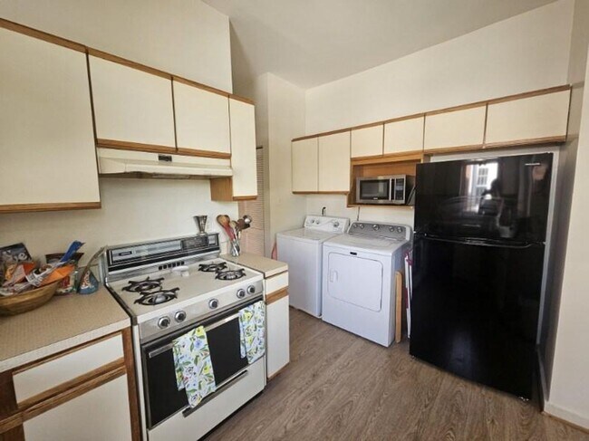 Foto del edificio - 1 BR / 1 BA Sunny, Spacious Upstairs of Du...