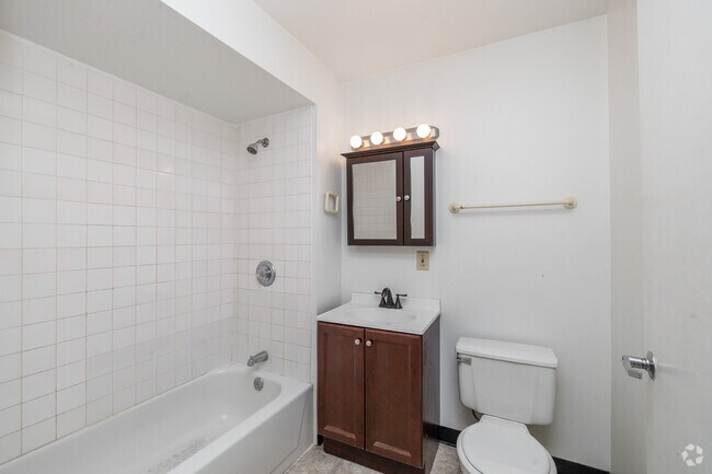 1 dormitorio, 1 baño - 66,5 m² - Baño - Nettleton Commons Apartments