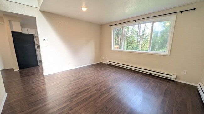 Foto del edificio - Eastmont Duplex with large fenced yard and...