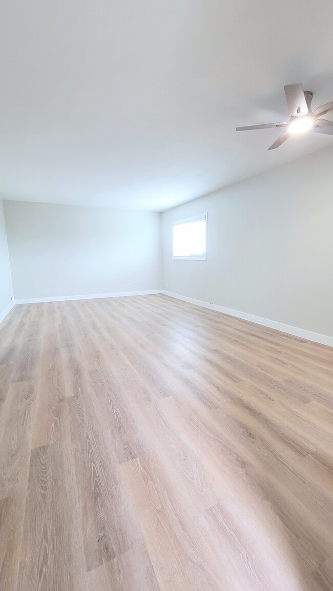 Main Room pic 1 - 4146 Redondo Beach Blvd