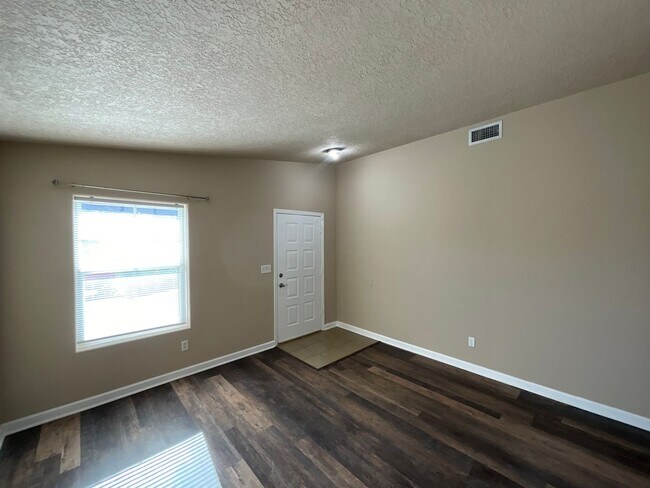 Building Photo - 3 Bedroom Single Story Home Available in C...