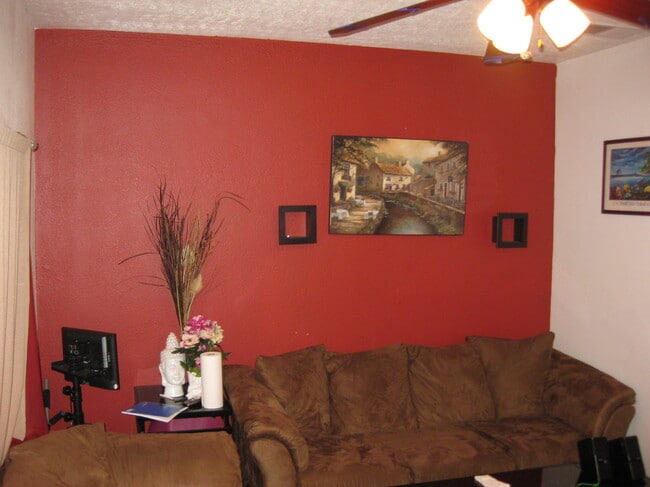 Building Photo - 418 W Lapeer St