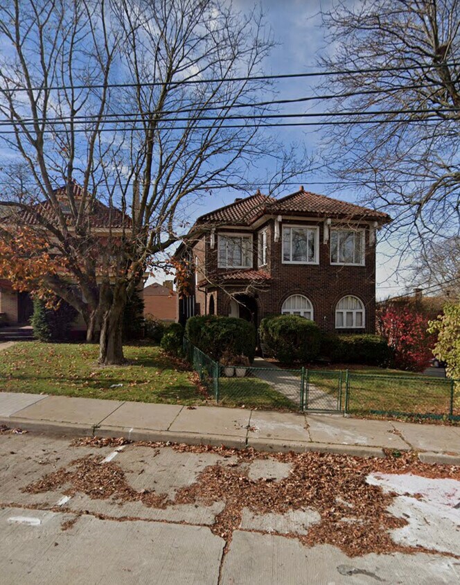 First Floor available 7/15/22 - 2200 Broadway Ave
