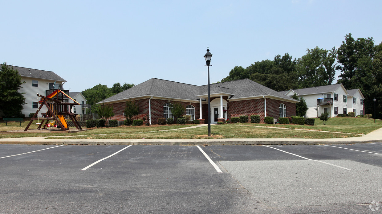 Foto principal - Ivey Glen Apartment Community