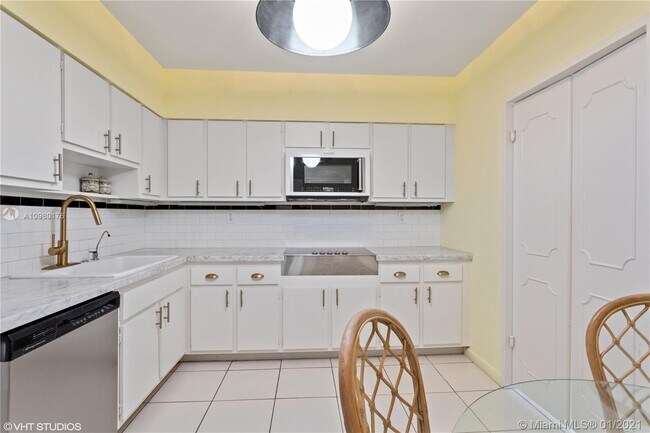 Foto del edificio - 9341 E Bay Harbor Dr