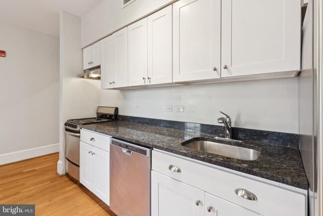 Building Photo - 1955 Locust St