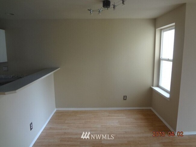 Foto del edificio - Spacious Condo in Renton